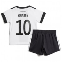 Tyskland Serge Gnabry #10 Hjemmebanesæt Børn VM 2022 Kortærmet (+ Korte bukser)